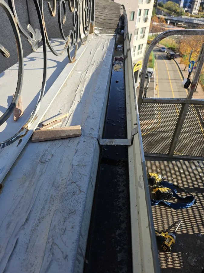 물받이교체 전 - 노후 물받이 파손 사례